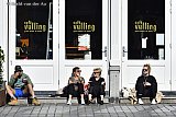 23-04-2021 Breda -Terwijl de gemeente op de Grote Markt het Horeca Herstelplan presenteert, zitten mensen omdat de terrassen nog niet naar buiten mogen, letterlijk op de drempel van een wegens de lockdown  gesloten kroeg in het zonnetje.  - Fotokrant